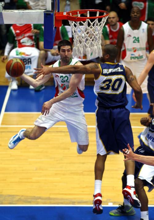 FIBA Eurochallenge Final Four'da Karşıyaka, EWE Baskets'i 66-62 mağlup ederek finale kaldı.