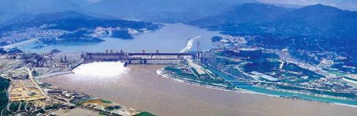 Çin’deki Yangtze ırmağı üzerinde 70 yıl önce kurulmasına karar verilen barajın yapımı, Çin hükümetinin onayı beklendiğinden 1992’e kadar tamamlanamadı.   Barajın yapımı, yaklaşık 1 milyon kişinin taşınmaya zorlanmasından dolayı tartışmalar yarattı ama santralden yılda 84.7milyar KW elektrik üretilmesi planlanıyor. Ancak bu üretim Çin’in elektrik ihtiyacının yalnızca yüzde 10’nunu karşılıyor.