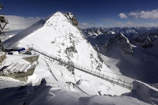 Orta İsviçre'de bulunan Titlis Dağı'ndaki köprü, Engelberg ve Gerschnialp kasabalarını birbirine bağlayan ilk teleferiğin kuruluşunun 100'üncü yılına özel olarak inşa edildi.