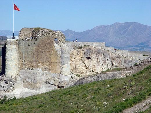 Açık hava müzesi Harput: Elazığ'a 5 km. mesafedeki Harput ilçesi bir açık hava müzesi görünümünde. Müzesi, kalesi, Ulu Camii, Meryem Ana Kilisesi ve Buzluk Mağarasıyla görülmeye değer bir turizm merkezidir.