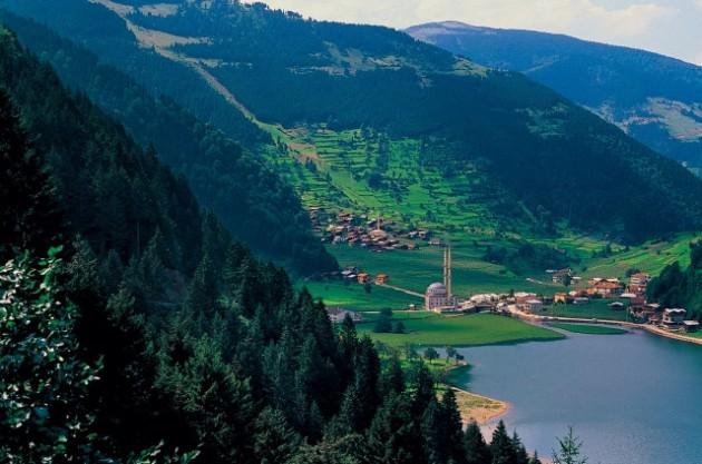 <p><strong>Uzungöl henüz bozulmadan...</strong><br />
Uzungöl, dağların arasına gizlenmiş bir düş bahçesi adeta. Yeşilin binbir tonu, rengarenk çiçekler, yayla serinliği... Yapılar henüz çoğalmadan yolunuzu Uzungöl`e düşürün</p>