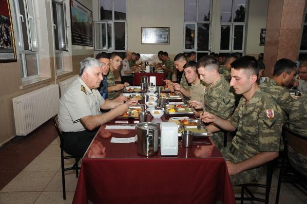 <p>İftara, Genelkurmay Başkanı Orgeneral Necdet ÖZEL; Genelkurmay Başkanlığına doğrudan bağlı birlik komutanlıkları, karargâh başkanları, Adli Müşavir ve karargâh ile Milli Savunma Bakanlığında görevli generallerin de katıldığı açıklandı.</p>