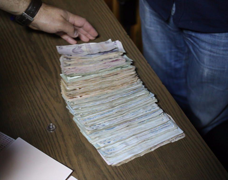 <p>Ceketinin ve pantolonunun iç bölümlerine özel cepler diktiren Mehmet Cahit Öztalı'nın üzerinde yapılan detaylı aramada 30 bin lira nakit para ile bir bankaya ayrı beş ayrı hesap cüzdanı çıktı. İncelemede banka hesaplarında toplam 450 bin TL olduğu belirlendi.</p>

