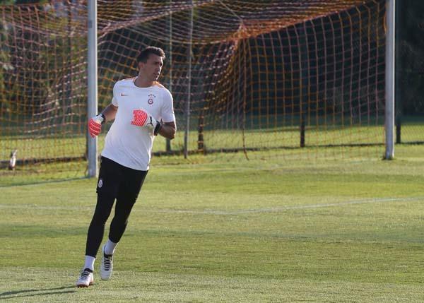 <p>İşte Muslera'nın geçen sezon Eto'o' ya attığı o çalım...</p>
