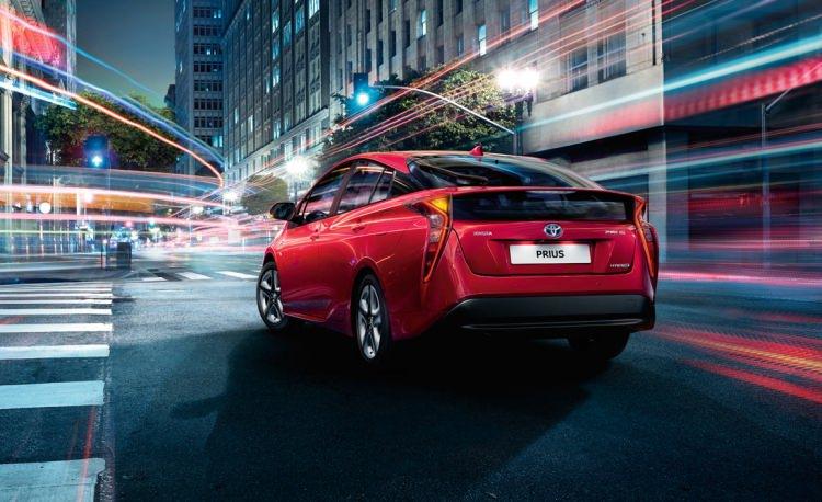 <p>Türkiye'de hibrit otomobiller arasında piyasaya ilk giren modellerden olan Prius'ta 1798 cc'lik motora ek olarak 53 kW'lik nite yer alıyor.</p>