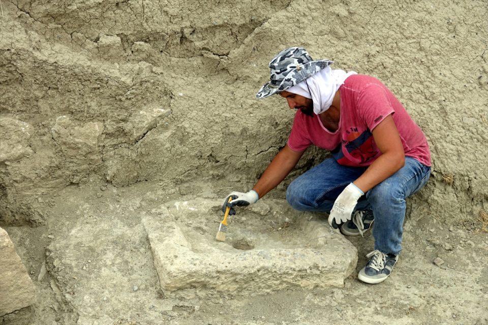 <p>Kalenin batı kısmındaki yapıların altında ortaya çıkarılan ve yüzey kısmı ince taşlarla kaplı kanalın bir metre genişliğinde ve 30 metre uzunluğunda olduğu belirlendi.</p>

<p> </p>
