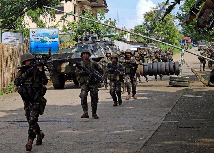 <p>Sıkıyönetim ülke çapına yayılabilir</p>
<p>Çatışma haberini Rusya'da alıp ziyaretini yarıda keserek ülkesine dönen Devlet Başkanı Rodrigo Duterte, "Olağanüstü hal içindeyiz. Mindanao'da ciddi sorunlar var ve DEAŞ'in ayak izleri her yerde" dedi.</p>