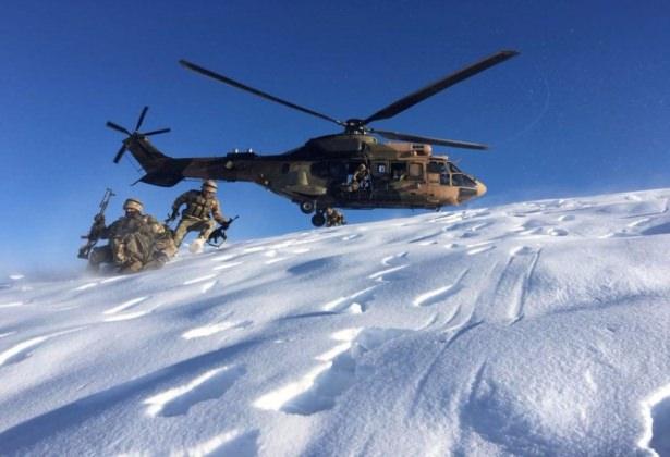 <p>Türk Silahlı Kuvvetleri (TSK), Tunceli, Kars, Siirt ve Bitlis’te terör örgütü PKK’ya yönelik bir dizi operasyon düzenledi. Zorlu hava koşullarında gerçekleştirilen operasyonlarda, PKK’lı teröristlerin kullandığı tespit edilen mağaralar tek tek arandı.</p>