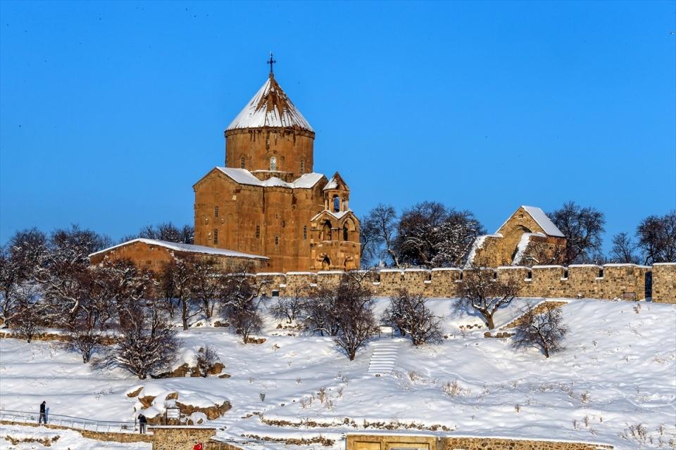 <p>Her yıl binlerce yerli ve yabancı turistin ziyaret ettiği Van'ın en önemli tarihi ve turistik değerleri arasında bulunan Akdamar Adası ve üzerindeki Ermeni kilisesi, kışın gelmesiyle farklı bir güzelliğe büründü.</p>
<p> </p>