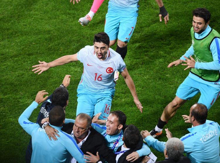 <p>Fransa'nın ev sahipliğinde düzenlenen 2016 Avrupa Futbol Şampiyonası'nda (EURO 2016) Türkiye'nin D Grubu'ndaki üçüncü maçında Çek Cumhuriyeti'ni 2-0 mağlup etmesi, İsveç basınında da geniş yer aldı.</p>