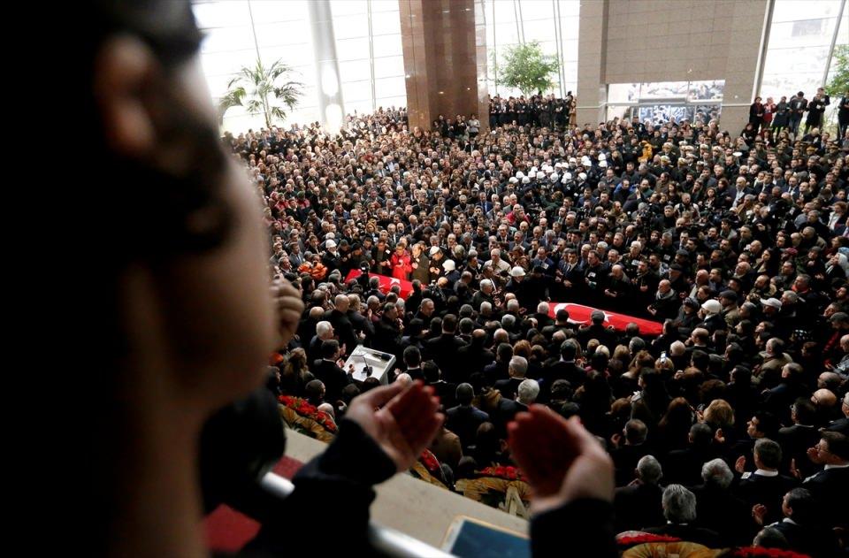 <p>Terör örgütü PKK mensuplarının dünkü terör saldırısında şehit olan polis memuru Fethi Sekin ile adliye çalışanı Musa Can için İzmir Adliyesinde tören düzenlendi.</p>
<p> </p>