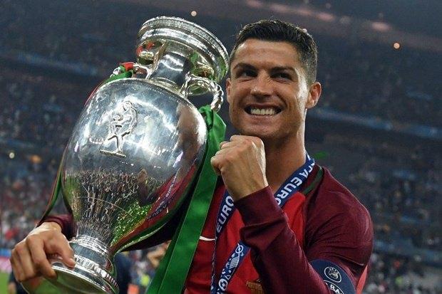 <p>Cristiano Ronaldo</p>
<p>Cristiano Ronaldo - Futbol - 88 milyon euro <br />
<br />
Kazancı: 56 milyon euro<br />
Sponsorluk geliri: 32 milyon euro</p>