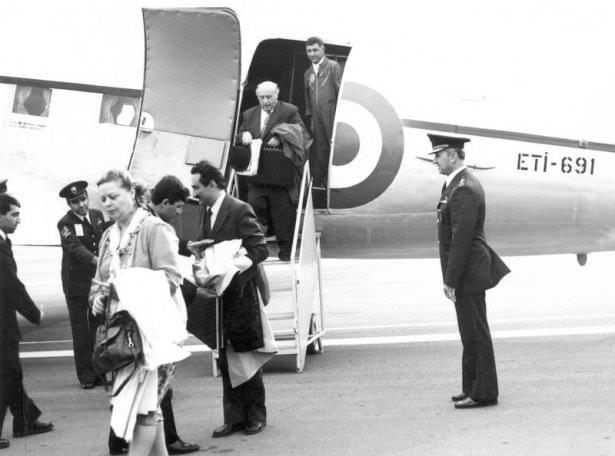 <p>12 Eylül askeri darbesiyle milletvekilliği sona eren ve gözaltına alınan Başbakan Süleyman Demirel (uçaktan iniyor) ve CHP Genel Başkanı Bülent Ecevit (sol 5) eşleri Nazmiye Demirel (önde) ve Rahşan Ecevit ile birlikte kaldıkları Çanakkale Gelibolu Hamzaköy'deki Türk Silahlı Kuvvetleri misafirhanesinden alınarak Etimesgut Askeri Havaalanı'na getirildi. </p>