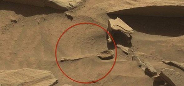 <p>NASA, daha önce de Mars'ın kumlu zemininde kaşık bulmuştu. Kızıl Gezegen'de daha önce rastlanan objeler ise, yüzükler ve eldivenler olmuştu.</p>
<p> </p>