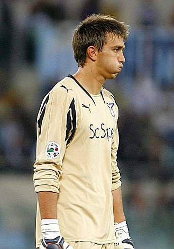 <p>EN ZOR MAÇIN?</p>
<p> </p>
<p>Lazio’daki ilk senemde 5. Maç Milan'a karşı 5-1 kaybetmiştik.4 </p>
<p>golde de hatam vardı. Ondan sonra hiçbir maç oynamadım 1 sene antrenmanlar yaparak geçirdim. O yüzden benim için inanılmaz. </p>
<p> </p>
<p>Eleştirilerin geldiği moral olarak çok bozuk olduğum bir </p>
<p> </p>
<p>dönemdi.</p>