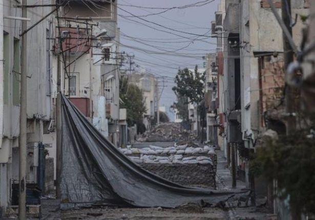 <p>Sokağa çıkma yasağının devam ettiği Nusaybin'de PKK'lı teröristlere yönelik operasyon sürüyor. İşte operasyondan kareler...</p>
<p> </p>