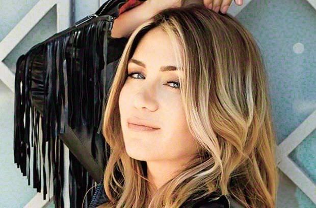<p>Ayla Çelik</p>

<p><a href="http://www.ahaber.com.tr/galeri/yasam/unlulerin-makyajsiz-halleri-sasirtti/4">.</a></p>
