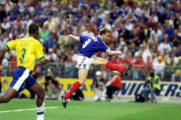 <p>98 Dünya Kupası'nın sahibi Fransa'nın kahramanları zaten bellidir... Zidane, Deschamps, Thuram... O kadronun tek forveti Stephan Guivarc'h ise pozitif bakış açısıyla, yaptığı topsuz koşularla Zidane başta olmak üzere yetenekli ortasaha oyuncularının önünü açan gizli kahraman, olumsuz bakış açısıyla doğru zamanda doğru yerde bulunan şanslı futbolcudur.</p>

<p> </p>
