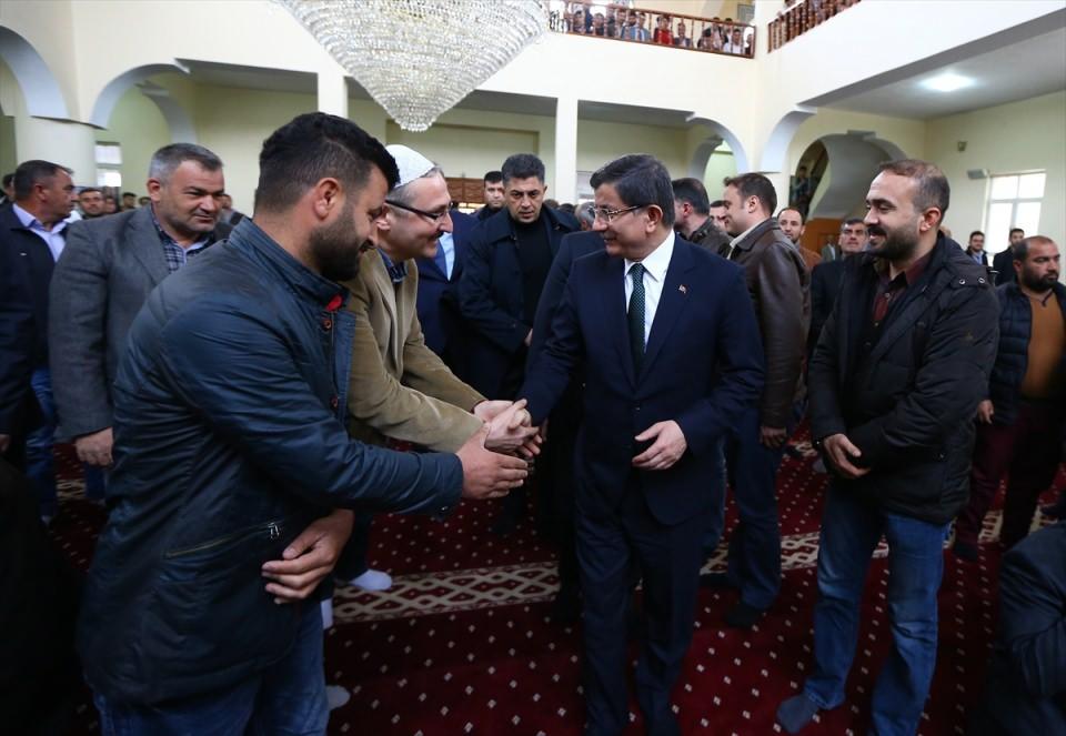 <p>Cami'de kendisini karşılayan halk ile kucaklaşan Davutoğlu, halktan büyük ilgi gördü.</p>