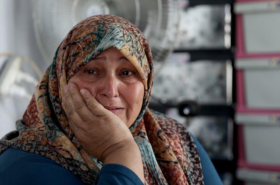<p>Uzanacak yardım elini bekliyoruz. Ben hem eşimin hem de oğlumun ihtiyaçlarını karşılamaya çalışıyorum. Onları bir an bile yalnız bırakamıyorum. Yine de Allah'a şükürler olsun." diye konuştu. </p>

<p> </p>
