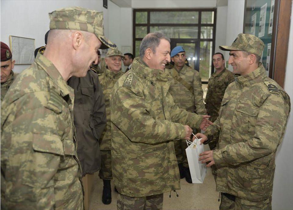 <p>Bu birliklerin teröristlerle mücadele harekatında da görev yapan personeliyle görüşen Orgeneral Akar, ağır hava koşullarında SAT/SAS personeli tarafından icra edilen tatbikatı Deniz Kuvvetleri Komutanı Oramiral Bülent Bostanoğlu, Birinci Ordu Komutanı Orgeneral Ümit Dündar ve Kuzey Deniz Saha Komutanı Koramiral Hasan Şükrü Korlu ile izledi.</p>
<p> </p>