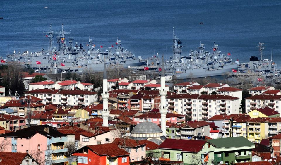 <p>O dönemde Gölcük Belediyesinde başkan yardımcısı olduğunu anlatan Ellibeş, depremin en önemli sonuçlarından birinin zeminin 2 metreye yakın çökerek, binaların denizin içinde kalması olduğunu vurguladı.</p>