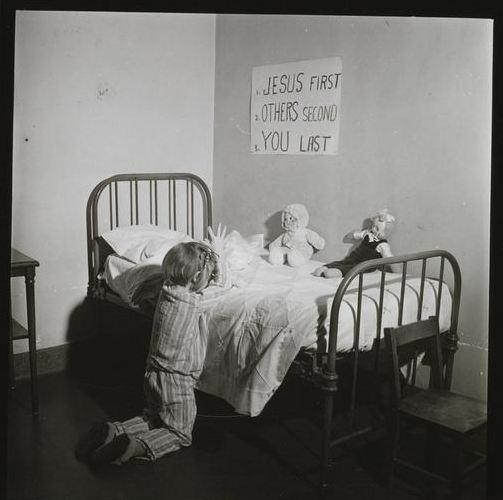 <p>New York'taki bir yetimhanede dua eden küçük kız, 1947</p>
<p> </p>