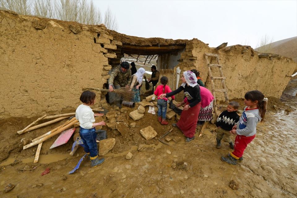 <p>Alınan bilgiye göre, Yurtbaşı Mahallesi'nde dağdan kopan büyük kaya parçası yaklaşık 300 metre yuvarlanarak yamaçtaki bir evin kerpiçten yapılan duvarlarını yıktı. </p>