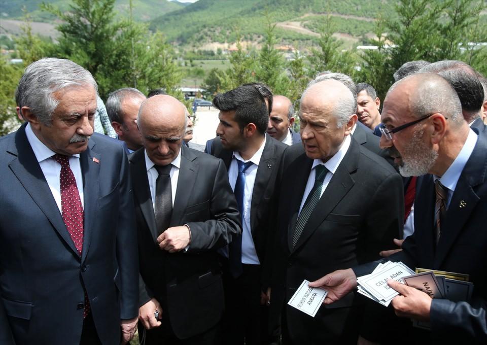 <p>müteahhit ve muhipleri at koşturuyormuş; ne gam, ne tasa; Allah'ın izniyle el ele verdikten, omuz omuza durduktan sonra hepsini yener, hepsinin üstesinden milletçe geliriz. Bizi korkutamazlar. Bizi yolumuzdan döndüremezler."</p>
<p> </p>