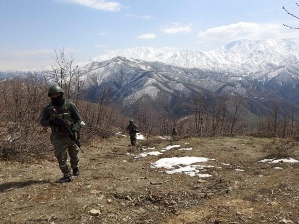 <p> Buna göre Tunceli’deki 4’üncü Komando Tugay Komutanlığı tarafından 8-9 Mart tarihlerinde Tunceli kırsalında "Şehit Jandarma Astsubay Başçavuş Tamer Meriç-5 Operasyonu", Kars’ın Sarıkamış ilçesine konuşlu 9’uncu Komando Tugay Komutanlığı ile Kars İl Jandarma Komutanlığı unsurları tarafından 17-18 Mart tarihlerinde Kars-Sarıkamış kırsalında "Gökçe-28 Operasyonu", Siirt’teki 3’üncü Komando Tugay Komutanlığı unsurları 17-18 Mart’ta Pervari kırsalında "Şehit Komando Onbaşı Seçkin Aksu-3 Operasyonu" icra etti.</p>