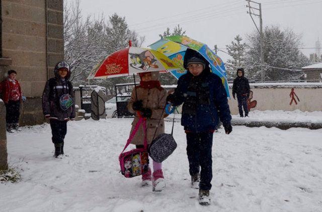 <p>Çarşamba günü yağışlı alanı geniş olsa da etki alanı tamamen ortadan kalkacak. Hafif şiddette olacak. Yurdun iç ve batı kesimlerini içine alan alanda yağış var.</p>
<p> </p>