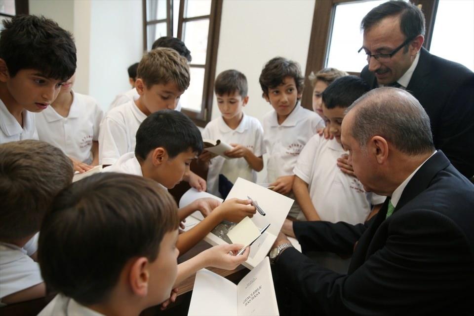 <p> Milletimiz imam hatip okullarının işte bu özelliğini gördüğü için tüm gücüyle tüm kalbiyle onlara sahip çıktı. </p>
