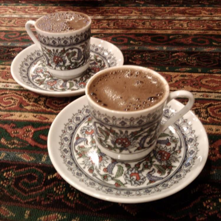<p>Türk kahvesi herhangi bir yağ içermez iken iyi bir sağlık için iki temel besin maddesi olan lif ve protein de sağlamamaktadır. </p>
