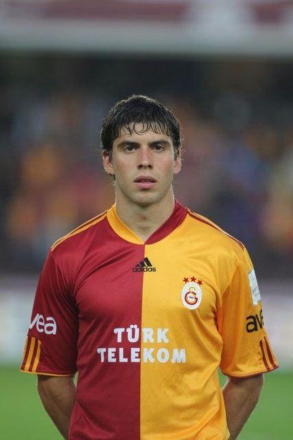 <p>Emiliano Insua - Yaşı: 27 yaşında - Takımı: Stuttgart (Almanya)</p>

<p> </p>

