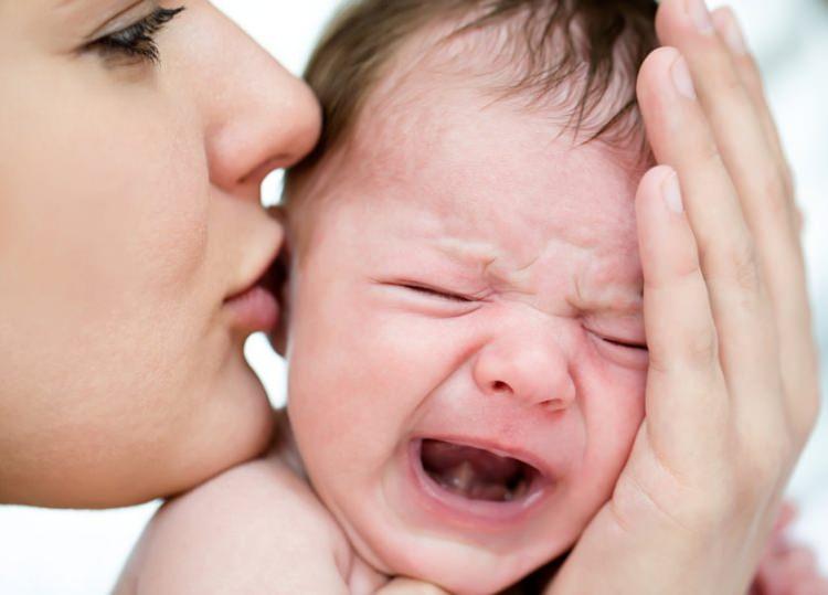 <p><strong>ÇOK AĞLAYAN BEBEK MUTSUZ DİYE BİR KAİDE YOK</strong></p>
<p>Duyarlı çocukların daha sık ağlaması, onların mutsuz olduğunun göstergesi değildir.</p>