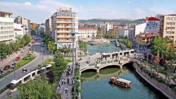 <p><strong>Eskişehir</strong><br />
TOPLAM:77.5<br />
ERKEK: 75.2<br />
KADIN: 80.0</p>