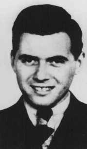 <p>Alman doktor ve SS yüzbaşı Josef Mengele. 1943'te Auschwitz SS garnizon doktoru (Standortartz) unvanını aldı. Mevkisi gereği çalışabilecek denli formda olanları ve gaz odasına gitmeye mahkumları seçmek ve ayırmaktan sorumluydu. Mengele ayrıca kampta kalanlar, özellikle de ikizler üzerinde insan deneyleri yürüttü.</p>

<p> </p>
