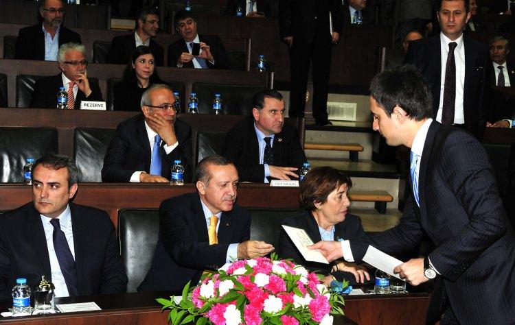 <p><strong>Erdoğan her türlü desteği vereceğini söyledi</strong><br />
<br />
1987 yılında İTÜ Makine Fakültesi’nden mezun olduktan sonra yurt dışına gidip master yapmayı çok istiyordum. Bu düşüncemi o zamanlar Refah Partisi İl Başkanı olan Tayyip Bey ile paylaştım. Kendisi çok olumlu karşıladı ve her türlü desteği vereceğini söyledi.</p>
