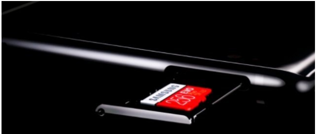 <p>Samsung Galaxy Note 8'in 15 Eylül'de piyasaya çıkması bekleniyor. Ürünün üzerinde her zaman olduğu gibi SD kart yuvası da bulunuyor.</p>

<p> </p>
