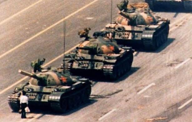 <p>1989 Charlie Cole, ABD</p>

<p>Çin'de bir gösterici, demokratik reformlar için yapılan protestolar sırasında tankların karşısına dikiliyor.</p>
