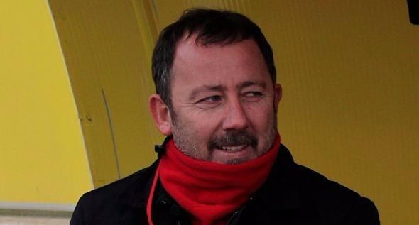 <p>26 Ekim 2015'te Sivasspor'dan ayrılan Sergen Yalçın, teknik direktörlüğe ara verirken 5 Mayıs 2016 gününde küme düşmenin arefesinde olan Gaziantepspor'un başına tekrar geçti.</p>
