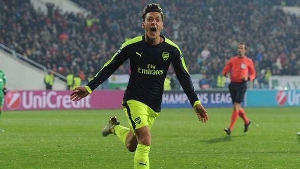 <p>Mesut şu anda haftada 140 bin Pound kazanıyor. Arsenal’da kalmak istediği bilinen Özil Londra’da 10 milyon Pound’a bir ev almıştı.</p>
