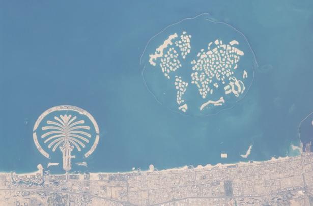 <p><strong>World Islands:</strong> Dünya haritasının bir kopyasını oluşturmak için yapay adalardan oluşturulmuş takımadadır. Birleşik Arap Emirlikleri’nde Dubai kıyılarından yaklaşık 4 kilometre uzakta inşa edilmiştir. Her adanın genişliği 14 bin ile 42 bin metre kare arasındadır. Bütün takımadanın inşasında 321 milyon metreküp kum ve 386 bin ton kaya kullanılmıştır</p>