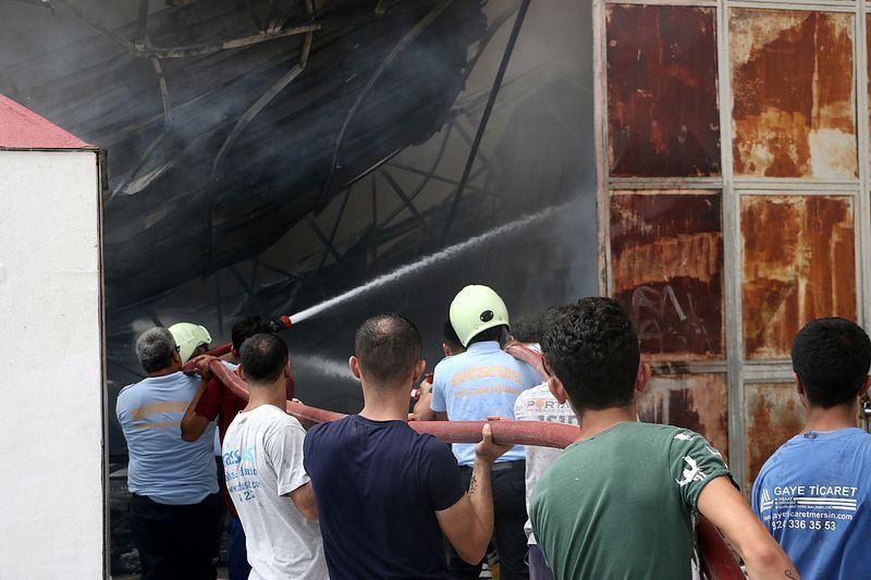 <p>Mersin Büyükşehir Belediye Başkanı Burhanettin Kocamaz da olay yerine gelerek incelemelerde bulunup, fabrika sahiplerine geçmiş olsun dileklerini iletti.Yangının çıkış nedeninin belirlenmesi için çalışma başlatıldı.</p>

<p> </p>

<p> </p>
