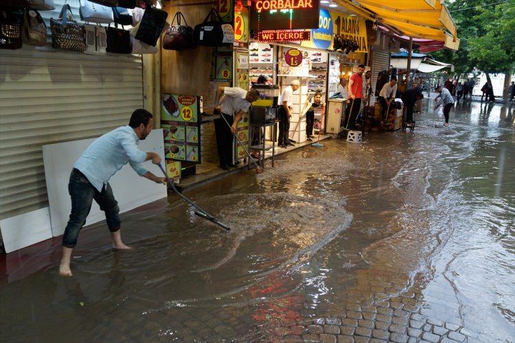 <p>Yetersiz alt yapı nedeniyle yollar su altında kaldı. Bazı vatandaşlar yağıştan korunmak için otobüs duraklarına sığındı.</p>