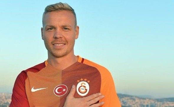 <p><strong>Kolbeinn Sigthorsson</strong><br />
<br />
Galatasaray'ın yarar sağlayamadığı transferlerden. Bir türlü sakatlığını atlatamadı ve bu durum teknik heyetin de canını sıktı. Gönderilip, yeni bir golcü alınması gündemde.</p>
