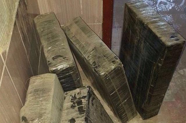 <p>Terör örgütü mensuplarına sık sık "teslim olun" çağrısı yapan güvenlik güçleri, hemen hemen her sokağa, her eve tuzaklanan el yapımı patlayıcılar nedeniyle bölgede kontrollü ilerliyor. Bir bina teröristlerden temizlenip emniyete alındıktan sonra diğerine girilerek çember daraltılıyor.</p>
<p> </p>