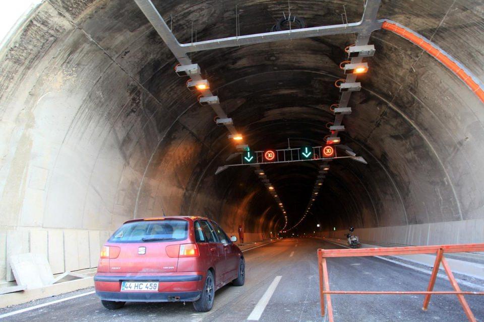 <p>Malatya ile Doğu Anadolu'daki 12 ili Kayseri üzerinden batıya bağlayacak D300 karayolu üzerindeki Karahan Tüneli'nin büyük bir kısmı tamamlandı. </p>