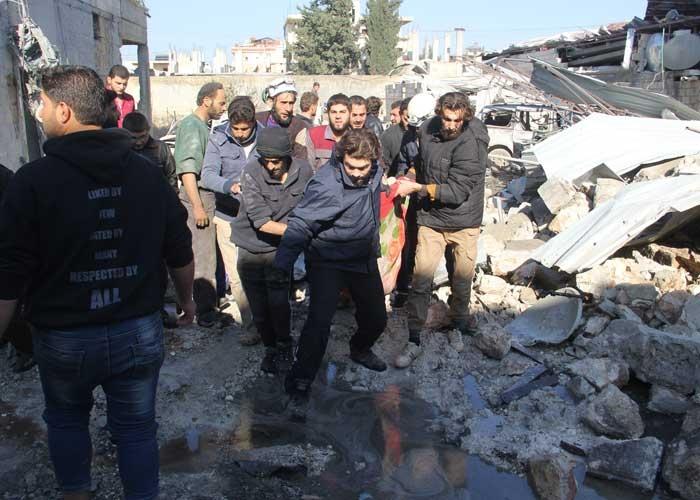 <p>haber kaynaklarına konuşan Ömer Ulvan isimli sivil savunma yetkilisi, <a href="http://www.haber7.com/etiket/suriye" target="_blank">Suriye</a> ordusuna ait savaş uçaklarının İdlib kentine bağlı Kafr Nabl beldesindeki çarşıyı bombaladığını söyledi.</p>
