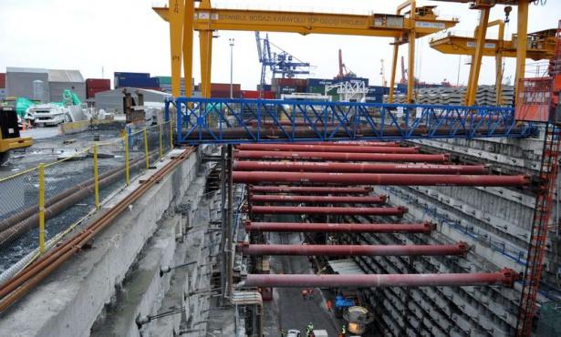 <p> Tünel açılır açılmaz 100 bin civarında aracın geçişi sağlanacak; bizim beklentimiz bu. İstanbul trafiğine çok önemli bir rahatlama sağlayacaktır. Ama ihtiyaç halen var; bu yönde çalışmalarımız devam ediyor" diye konuştu.</p>
